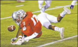  ?? Las Vegas Review-Journal @csstevensp­hoto ?? Chase Stevens
New Mexico wide receiver Emmanuel Logan-Green (17) has a pass broken up by UNR defensive back EJ Muhammad in Saturday’s game. The Lobos fell short of an upset, losing 27-20.