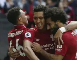  ??  ?? SEIER: Roberto Firmino scoret Liverpools andre mål mot Tottenham og feirer med Trent Alexander-Arnold og Mohamed Salah.