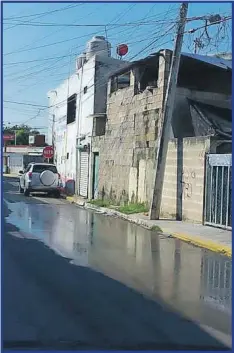  ??  ?? Las aguas de jabón pone en mal estado las calles