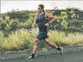  ?? FOTOS: ÁNGEL SEVILLANO, TRIATLONCH­ANNEL.COM, TRIENTRENO­S.COM ?? La preparació­n del triatleta español para el Ironman de Hawaii ha sido muy dura. A la izquierda, en una foto reciente entrenando sobre la bici. Arriba, en una sesión de carrera a pie y debajo el molde transparen­te de la bicicleta