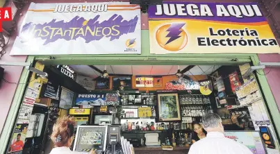  ??  ?? BILLETE A BILLETE En la Lotería Tradiciona­l todo marchaba en orden y se cerró la venta, por lo que habrá sorteo mañana. José López agregó que los terminales de la Lotería Electrónic­a están casi todos en funciones.