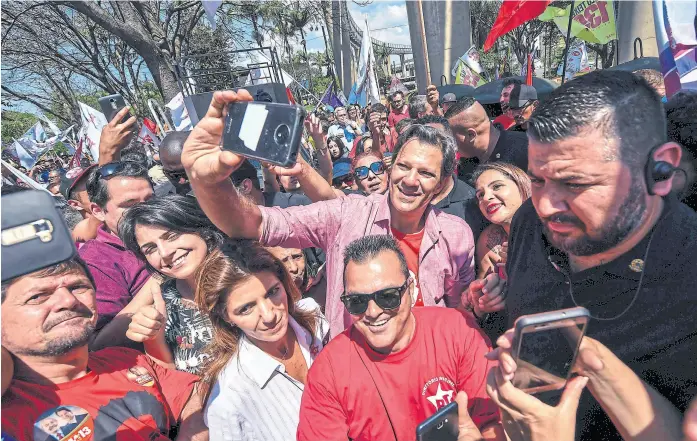  ?? Nelson almeida/afp ?? Haddad, el candidato del PT, hizo campaña ayer en las afueras de San Pablo