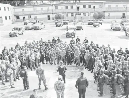  ??  ??    Soldados y mandos que serán parte de la Guardia Nacional propuesta por el presidente Andrés Manuel López Obrador para reforzar la seguridad en varios municipios de Morelos, durante una reunión en la sede de la 24 Zona Militar, en Cuernavaca. Foto La Jornada