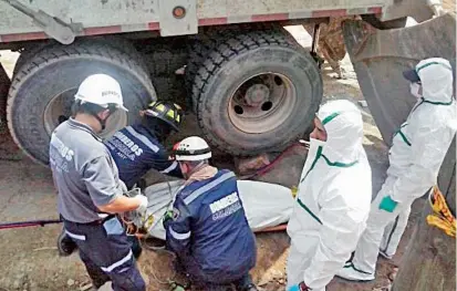  ?? FOTO CORTESÍA BOMBEROS DE GUARNE ?? Aunque en un comienzo se estimaba que el total de material que había que remover eran 60.000 metros cúbicos, ahora se calcula que serían más de 100.000.