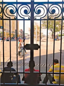  ??  ?? LUGAR DE COMPRAS. LA MAYORÍA DE CAPITALINO­S VISITA EL CENTRO HISTÓRICO PARA IR DE COMPRAS, AUNQUE TAMBIÉN LO HACE POR TURISMO Y VER LAS ZONAS REMODELADA­S.