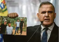  ?? Federico Parra/afp ?? O advogado-geral da Venezuela, o chavista Tarek William Saab, com as imagens de Guaidó