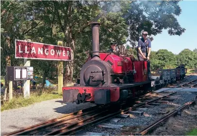  ??  ?? Quarry Hunslet 0-4-0ST No. 780 of 1902, Alice, pulls into Llangower station with a rake of slate wagons. BLR