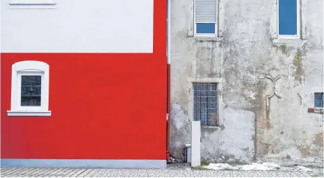  ?? FOTO: NICOLAS ARMER/DPA ?? Ein saniertes und ein unsanierte­s Gebäude im Ortskern von Sparneck: Viele Kommunen werben für Sanierung statt Neubau.