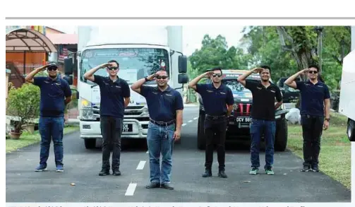  ??  ?? IZZAT (tiga dari kiri) bersama (dari kiri) Kapten Muhaimin Hamzah, Kapten Syafiq Izzzad, Munawar Mohammad Taufik, Nik Muhammad Shamil dan Naim Nasri yang menjadi tunjang Pok Jak Transporte­r & Services.