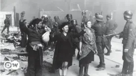  ??  ?? Dos mujeres de la resistenci­a capturadas por los nazis en la invasión del gueto de Varsovia en 1943