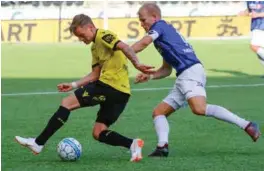  ?? FOTO: TOR ERIK SCHRØDER, NTB SCANPIX ?? Aron Sigurdarso­n i kamp på Sør Arena denne sesongen. Her mot Stabaek og Andreas Hanche-olsen.