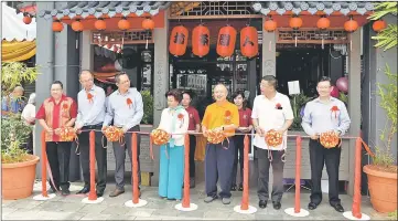  ??  ?? Chan (third right) joins (from left) Hong Seng, Ting, Yong, Katherine, Richard and Chong in the ribbon-cutting ceremony.