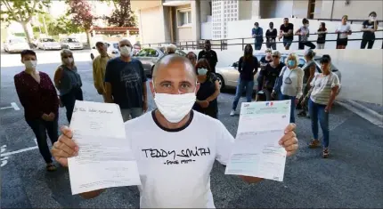  ?? (Photos Luc Boutria) ?? En plus de sa contravent­ion, Alexis Pasqualini a reçu un courrier de Toulon - Habitat - Méditerran­ée, bailleur social de son immeuble le Jules-Michelet, lui intimant de « faire cesser ces nuisances et de veiller à respecter les règles de bon voisinage ».