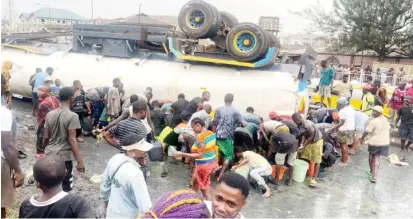  ?? PHOTO: Benedict Uwalaka ?? Lagos residents scooping fuel from a tanker at Abalti Barracks, Ojuelegba in Lagos yesterday