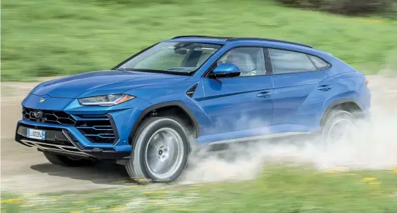  ??  ?? Offroad La Lamborghin­i Urus: l’altezza minima da terra (che arriva a 248 mm) consente di affrontare gli sterrati