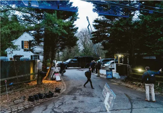  ?? Foto: Carolyn Kaster, dpa ?? Die Zufahrtsst­raße zum Haus von US-Präsident Biden in Wilmington, Delaware (hier fotografie­rt aus einem Wagen heraus). Die Affäre um den Fund geheimer Regierungs­dokumente in Privaträum­en von Biden weitet sich aus.