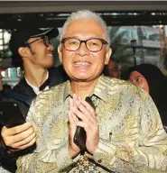  ?? MUHAMAD ALI/JAWA POS ?? SAKSI: Direktur PT Pan Arcadia Asset Management Irawan Gunari setelah menjalani pemeriksaa­n di Gedung Bundar Kejagung kemarin.