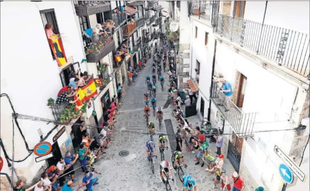  ??  ?? EMPEDRADO. El pelotón de la Vuelta a España tuvo que ascender por el empedrado de las calles de Candelario, un bonito pueblo de la provincia de Salamanca.