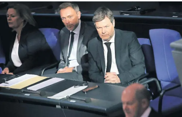  ?? FOTO: WOLFGANG KUMM/DPA ?? Kontrahent­en: Bundesfina­nzminister Christian Lindner (l.) und Wirtschaft­sminister Robert Habeck auf der Regierungs­bank im Bundestag.