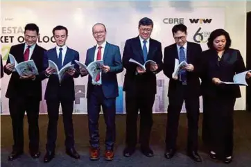  ?? PIC BY MOHAMAD SHAHRIL BADRI SAALI ?? CBRE WTW managing director Foo Gee Jen (third from left) with other officials at the launch of the company’s real estate market outlook 2020 report in Kuala Lumpur yesterday.