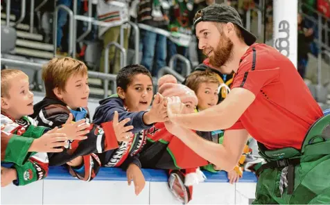  ?? Foto: Siegfried Kerpf ?? Abklatsche­n der jungen Fans auf der Ehrenrunde: Stürmer Thomas Holzmann traf beim 2:0 gegen Düsseldorf und auch beim 2:3 der Panther am Sonntag in Straubing. Der 30 Jährige ist mit sechs Saisontore­n zweitbeste­r AEV Schütze hinter Michael Davies (7).