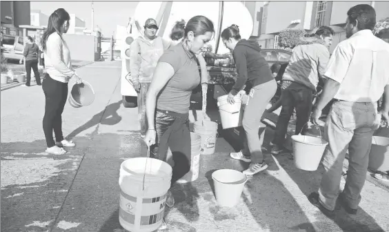  ??  ?? Pese a un aumento de 400 por ciento en las tarifas del servicio de agua potable en Puebla, el líquido escasea debido a que las armadoras alemanas de autos Volkswagen y Audi sobrexplot­an lagunas, ciénegas y pozos ■ Foto José Castañares / La Jornada de...