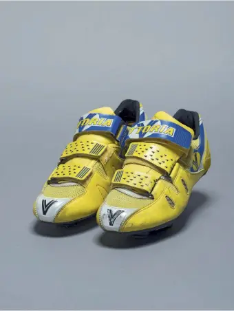  ??  ?? Le scarpe indossate da Pantani nella stagione 2001. È l’ultimo ciclista (dopo Fausto Coppi, Jacques Anquetil, Eddy Merckx, Bernard Hinault, Stephen Roche e Miguel Indurain) ad aver vinto nello stesso anno (’98) sia il Giro d’italia che il Tour de France