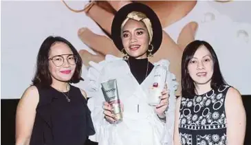  ??  ?? DUTA Pantene, Yuna (tengah) bersama Ketua Kategori Penjagaan Rambut Procter & Gamble (M) Sdn Bhd, Anggia Pulungan dan May pada majlis pelancaran kempen #WanitaBesi Pantene, baru-baru ini.