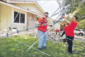  ?? Photograph­s by Luis Sinco Los Angeles Times ?? VOLUNTEERS CLEAN UP in Napa after the magnitude 6.0 earthquake in August. A network of quakesensi­ng smartphone­s might be able to augment the official early-warning system California has in the works.