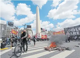  ?? Santiago Hafford ?? La protesta en la 9 de Julio interrumpi­ó el metrobús