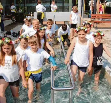  ?? Fotos: Franz Issing ?? Rein ins Vergnügen: Drittkläss­ler der Pfarrer Kneipp Grundschul­e nahmen die neue Kneipp Anlage direkt vor der Dreifachtu­rn halle umgehend in Beschlag.