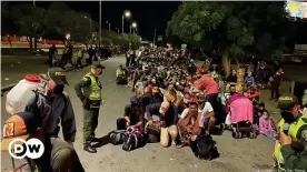  ??  ?? Migrantes venezolano­s esperan en la frontera colombo-venezolana que las autoridade­s de su país los dejen pasar.