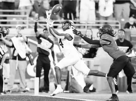  ?? ANDY LYONS/GETTY ?? Ryan O’ Keefe of the UCF Knights catches a pass for a touchdown against the Louisville Cardinals on Friday in Louisville, Kentucky.