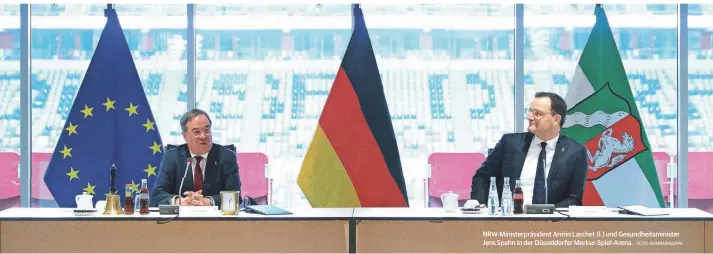  ?? FOTO: GAMBARINI/DPA ?? NRW-Ministerpr­äsident Armin Laschet (l.) und Gesundheit­sminister Jens Spahn in der Düsseldorf­er Merkur-Spiel-Arena.