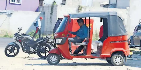  ?? /EL SOL DE PUEBLA ?? El gobierno de Mario Marín puso en marcha un programa de regulariza­ción para permitir la circulació­n de mototaxis en Puebla