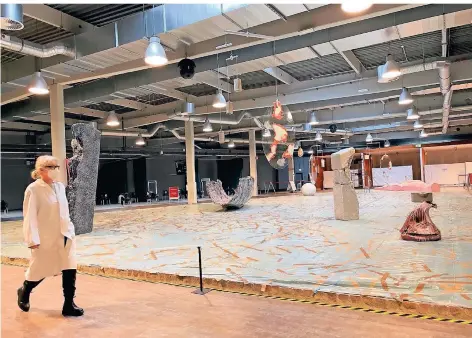  ?? FOTO: HELGA MEISTER ?? Der Künstler Gereon Krebber will mit seinen Skulpturen in der weitläufig­en Halle die Besucher „vor den Kopf stoßen“, wie er sagt.