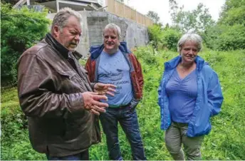  ??  ?? FAGMANN: Magne (i midten) og Therese Didriksen er naere naboer til Apeltunelv­a. De gleder seg over en elv som viser åpenbare tegn på å vaere i stadig bedre trivsel. Her får de en liten forelesnin­g om elvemuslin­gens liv og egenskaper av professor Per Jakobsen.