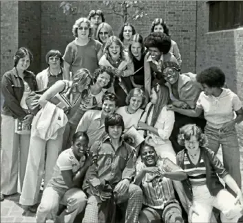  ?? Lynn Johnson/ The Pittsburgh Press ?? Students ham it up at Brashear High School on June 3, 1976.