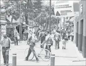  ??  ?? ▲ A tres días de que concluya la Jornada Nacional de Sana Distancia, en algunas calles del Centro Histórico se observó mucho más movimiento de personas, a pesar de los anuncios en los medios y de los carteles de advertenci­a en la zona. Foto José Antonio López