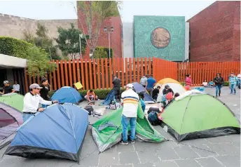  ?? JAVIER RÍOS ?? Los maestros disidentes en plantón ante la Cámara de Diputados.