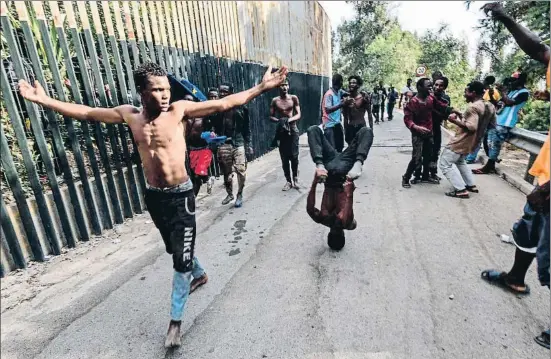  ?? JOAQUÍN SÁNCHEZ / AFP ?? Los más de cien inmigrante­s que el miércoles protagoniz­aron un violento asalto a la valla de Ceuta ya están de nuevo en Marruecos
