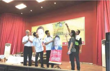  ??  ?? Ding (third left) unveils the poster to officially launch the Sarikei leg Pro-DR roadshow as (from left) Teng, Junaidi, Sabatini and Badjuri look on.