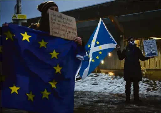  ?? Photo AFP ?? Des militants indépendan­tistes écossais manifestan­t contre le Brexit devant
le Parlement d’Edimbourg, le 31 décembre.