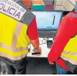  ?? ES ?? Agentes de la Policía Nacional analizan un ordenador.