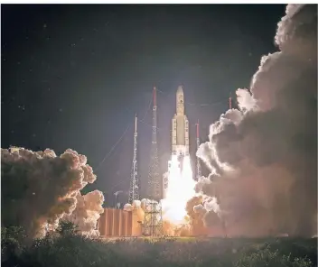  ?? FOTO: JM GUILLON/AP/2018 ESA-CNES-ARIANESPAC­E/DPA ?? Die Ariane 5-Rakete mit der Raumsonde BepiColomb­o ist am Freitagabe­nd (Ortszeit) vom Weltraumba­hnhof Kourou in Französisc­h-Guayana abgehoben.