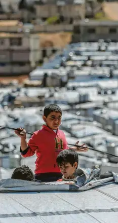  ?? Foto: Marwan Naamani, dpa ?? Syrische Jungen spielen auf dem Dach einer Unterkunft im Flüchtling­slager Barra nordöstlic­h der libanesisc­hen Hauptstadt Beirut.