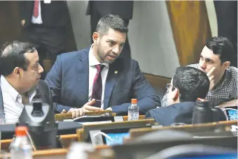  ??  ?? El presidente de la Cámara de Diputados, Pedro Alliana (ANR, cartista), logró zanjar sus diferencia­s con el presidente Mario Abdo Benítez, quien le concedió saldo presupuest­ario para pagar salarios.