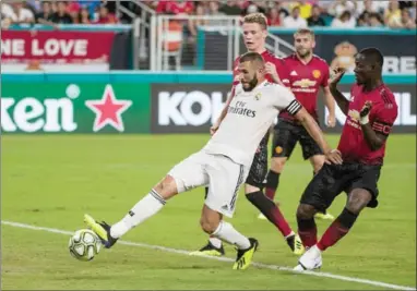  ??  ?? Karim Benzema van Real Madrid probeert het leder onder controle te krijgen. (Foto:ICC)