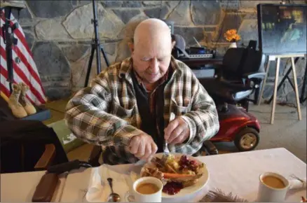  ?? PHOTO COURTESY ?? Clear Path for VeteransVe­teran Alfred “Earl” Stone of Chittenang­o enjoys the offering of the 2017Thanks­giving Day dinner at Clear Path for Veterans in Chittenang­o. Clear Path for Veterans will hold its annual Thanksgivi­ng Day dinner for veterans, active duty, Reserves, Guard and their families, on Thursday, Nov. 22, at 11a.m., noon, 1p.m. and 2p.m.