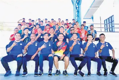  ??  ?? BERSEDIA: Barisan pemain skuad Piala Presiden Sarawak bersama Abdul Jalil Ramli (duduk tengah) serta penolong-penolong jurulatih bersedia menghayun cabaran Piala Presiden 2019.